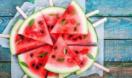 二瓜吃冰,冰爽滋味，清凉一夏