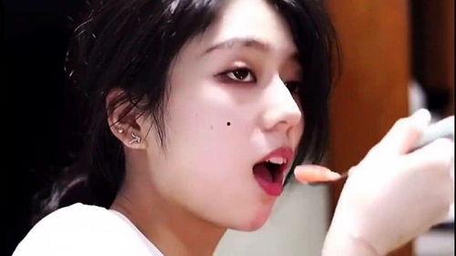 女人安静吃瓜视频,女性静谧享受吃瓜时光