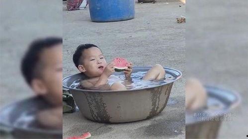 泡澡吃瓜表情包,解锁夏日休闲新姿势