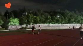 学校操场吃瓜表白,一场别开生面的校园爱情故事